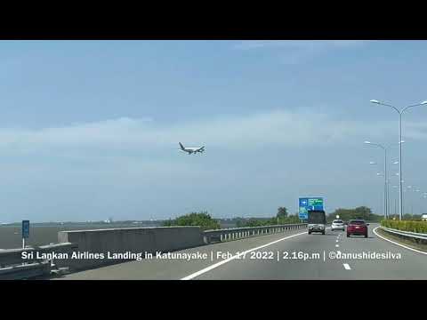 Plane flying over highway to land in Sri Lanka #planespotting