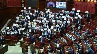 La protesta delle opposizioni in aula alla camera, i cartelli contro il governo: «Meloni ha fallito»