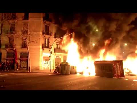 スペイン：ラッパーの収監をめぐる抗議活動の第3夜 (Spain: third night of protests over jailed rapper)