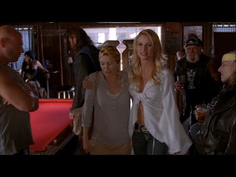 Desperate Housewives - Edie takes Lynette to a bar
