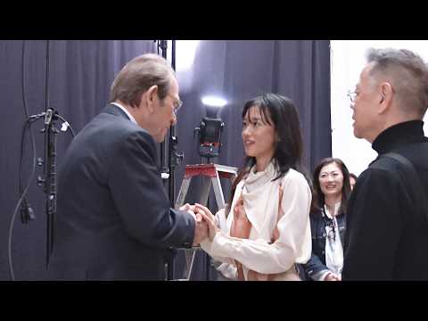 河合優実、流ちょうな英語でトミー・リー・ジョーンズと談笑! サントリーコーヒー「クラフトボス 甘くないイタリアーノ」新TV-CMメイキング