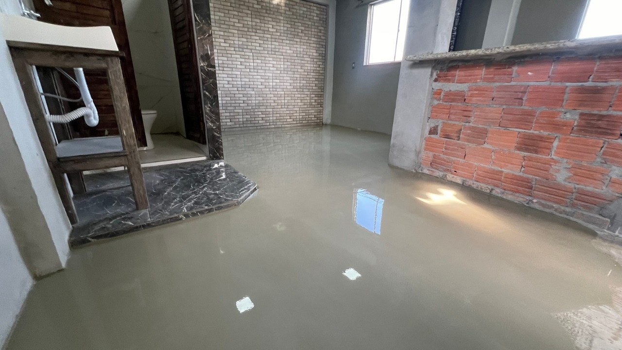 Cimento queimado com piso líquido faça você mesmo.