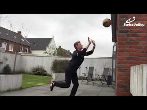 Saskia van Hintum präsentiert Volleyball-Übungen für zu Hause