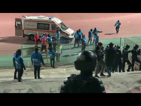 Momente teribile! Fanii au spart capul unui steward, cu o piatră, la Dinamo-FCSB! Luat cu ambulanța