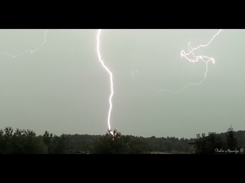 Foudre très proche sur un arbre à 300m ! Orage violent du 7 août 2013 - Close lightning strike !