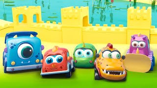 Vamos construir uma cidade de areia com os carros Mocas! Desenho animado infantil em português