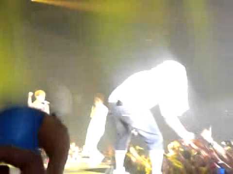 [110610] SMTOWN Paris 2011 - SHINee & Super Junior- Key and Minhoo on stage