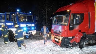 preview picture of video 'Bulli rammt Lkw auf B 252: Zwei Verletzte'