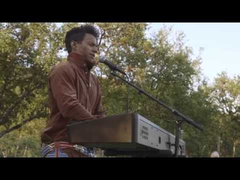 Jon Henrik Fjällgren uppträder i Mittåhamran