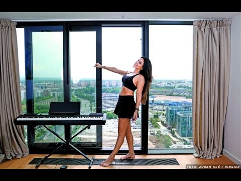 SPAVAĆA SOBA SA PANORAMOM I ORMAR PUN BRENDIRANIH TORBI Kaja Ostojić otvorila vrata LUKSUZNOG stana