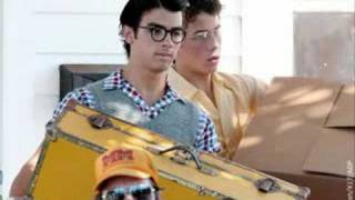 JONAS BROTHERS NEW MUSIC VIDEO LOVE BUG !!