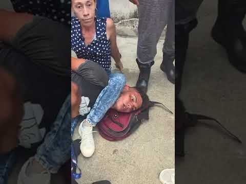 Transeúntes atrapan a presunto ladrón de celular en el Parque Central de Manzanillo
