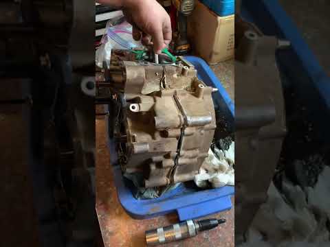 Splitting the crankcase. Gasket problems. #4stroke #kawasaki #mechanic #shorts