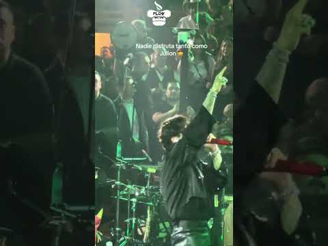 Julión disfrutando concierto de Nodal