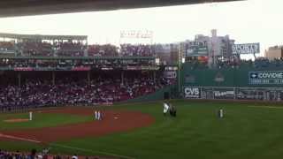 MLB: Boston Red Sox vs. Texas Rangers: Amerikanische Nationalhymne vor dem Spiel