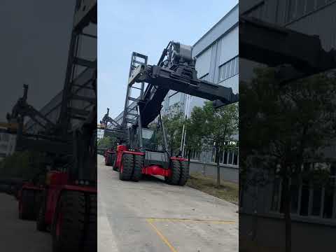 2 units 45 ton container reach stacker and 1unit empty container handler are waiting for shipment