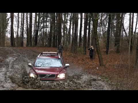 Volvo XC90 v8 offroad. Volvo in deep mud.