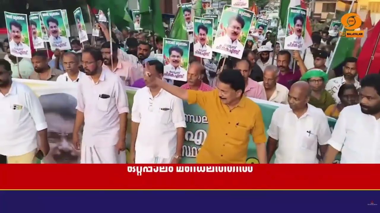 ഒറ്റപ്പാലത്ത് റോഡ് ഷോയിലൂടെ പ്രചാരണ രംഗത്ത് സജീവമാ