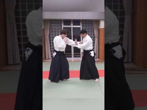 胸ではさんで手首を曲げると一瞬で倒せる　＃大東流合気柔術　＃Martialarts