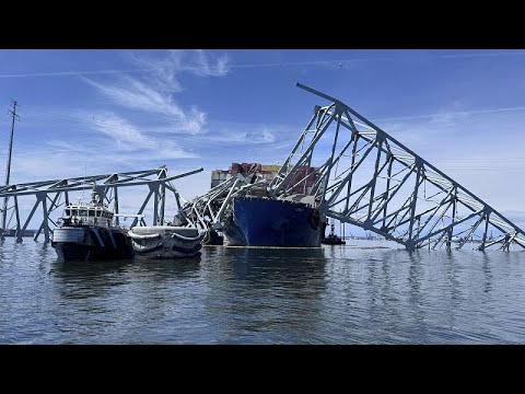 شاهد رغم تعقيدها.. استمرار عملية إزالة حطام جسر بالتيمور الذي انهار بعد أن صدمته سفينة شحن