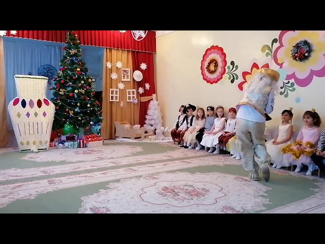 Азнакайда депутатлар балалар бакчаларына Яңа ел бүләкләре өләштеләр