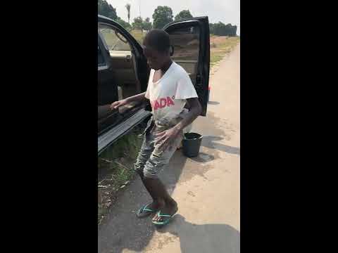 GAROTO DA CULTURA TCHOKWÉ NO LESTE DE ANGOLA QUEBRA O GELO