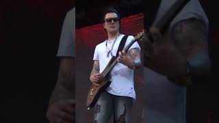 Download lagu Synyster Gates Buried Alive Intro by Avenged Sevenfold (live) mp3