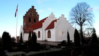 preview picture of video 'Helsinge kirke ringer til gudstjeneste'