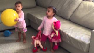 Twinkle twinkle little star / Twin baby girls dancing/ Maya e Kiara dão um show de fofura!!