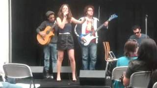 Luisa Maita na California - "Desencabulada" live in Apple HQ