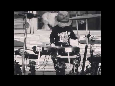 Aksel's "wheels on the bus"