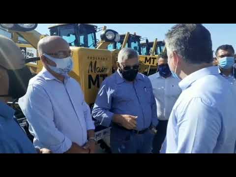 Vereadores participam de recebimento de máquina para manutenção de rodovias no município