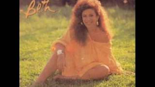 Mercedes Sosa &amp; Beth Carvalho &quot;Eo só peço a Deus- Sólo le pido a Dios&quot;.