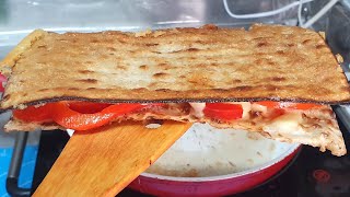 טוסט פיצה מצות מהיר ומפנק במחבת @bkalykalut7 (ליהי קרויץ - מטבח בקלי קלות) - התמונה מוצגת ישירות מתוך אתר האינטרנט יוטיוב. זכויות היוצרים בתמונה שייכות ליוצרה. קישור קרדיט למקור התוכן נמצא בתוך דף הסרטון