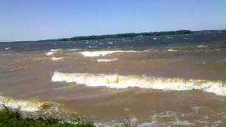 preview picture of video 'Rare waves at Lake Anna Virginia 05-08-2010'
