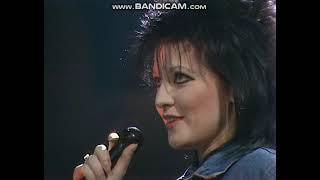 Anne-Lie Rydé singing 'Segla på ett moln' on Måndagsbörsen, 1983
