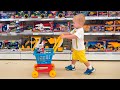 Chris I Mama Robią Zakupy W Sklepie Z Zabawkami