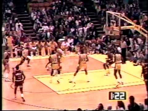 Michael Jordan goes 1-on-3 - Bulls @ Lakers - 1987/88