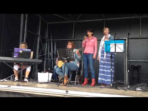 Cowgirls (Wilma, Ineke en Mariëlle) met Perhaps Love