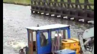 preview picture of video 'werkboot bij de Paddepoel-brug in Groningen'