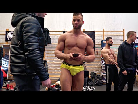 Bodybuilder Patryk Iwaszczyszyn Waiting for Spray Tan