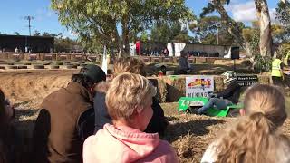 preview picture of video 'Lawn mower racing at Meningie'