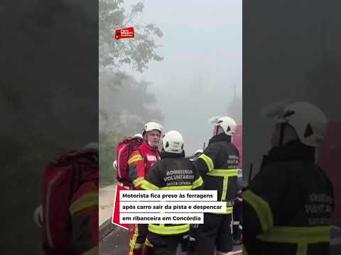 VEJA VÍDEO | Motorista fica preso às ferragens após carro sair da pista e despencar em ribanceira em Concórdia