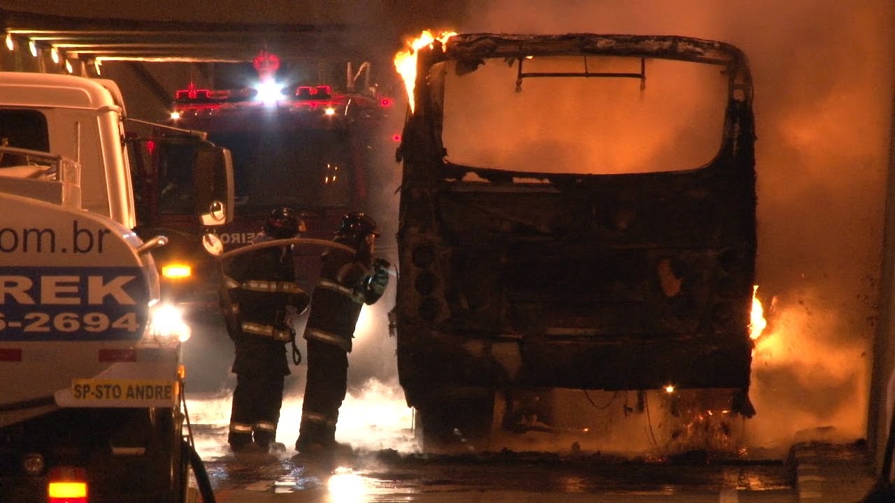 Ônibus pega fogo no Centro de Santo André