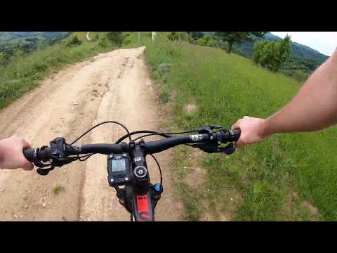 Cu bicicleta pe dealurile din Holbav