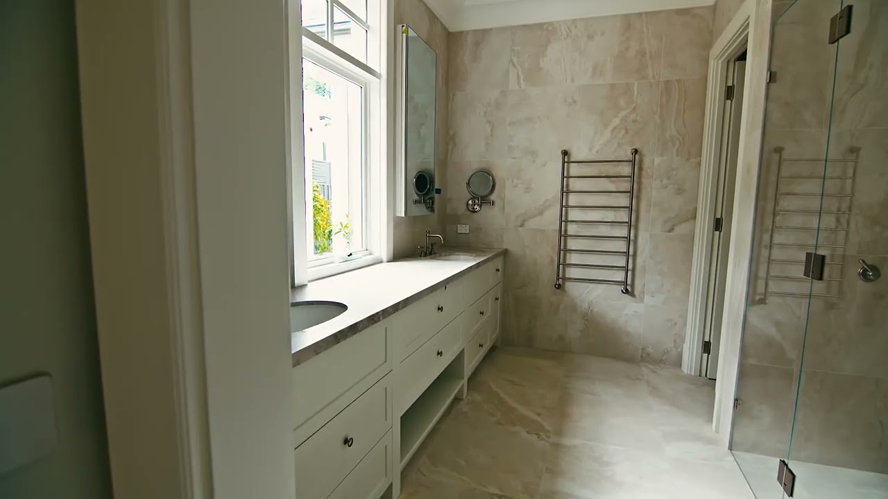 Architect: David Liddiard and Associates. Interior Design: Justin Bishop Interior Design. Builder: Built By Manor