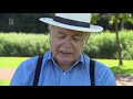 Jan Oudenaarden draagt zijn gedicht 'Een bos vol mensen' voor