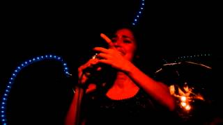 Elena Gadel cantando "Luz Encendida" en la sala Búho Real de Madrid