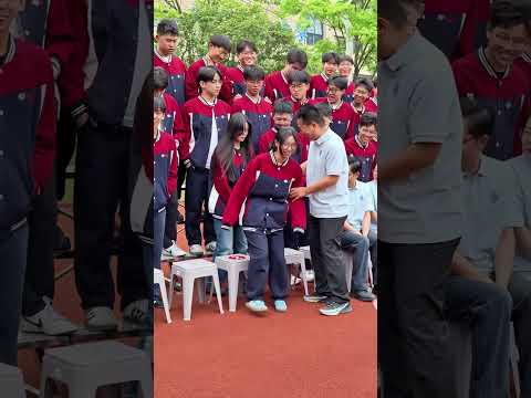 高三毕业照，理科班唯二女生被邀请坐到“C位”，和校长并肩同框。网友：独一份的偏爱！