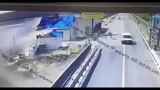 Ракетный удар по мосту в Черкассах сняли камеры наблюдения (видео)